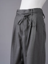 Graue Wollhose "Noa" mit Bindegürtel und Bundfalte von Rossi – Ansicht 2