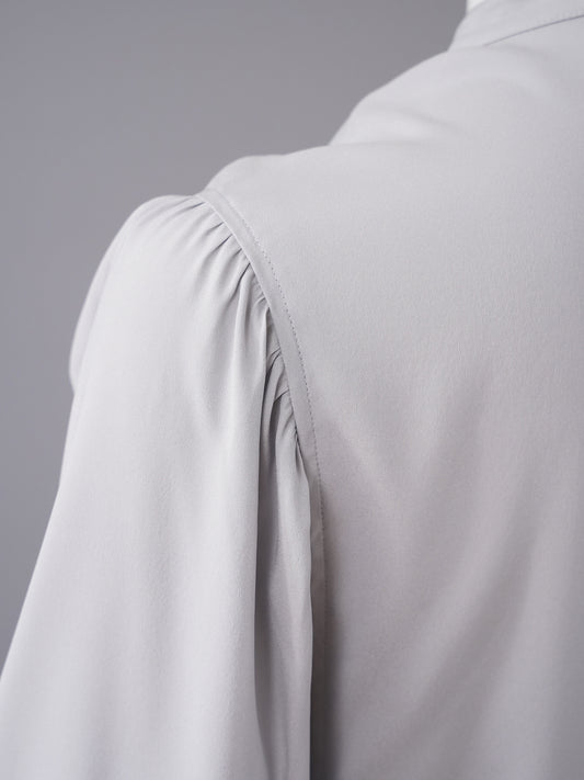 Graue Seidenbluse mit Ballonärmeln von Alcidia da Veiga – Ansicht 4