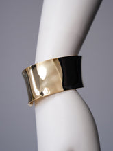 Goldener breiter Armreif von Semicouture – Ansicht 2
