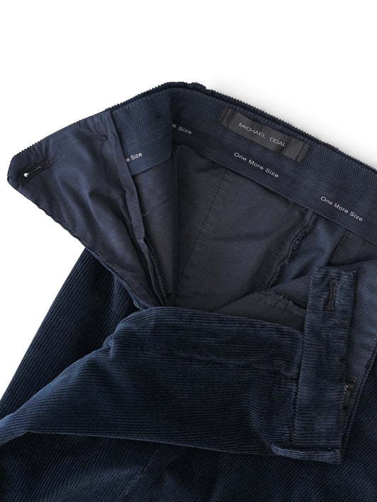 Dunkelblaue Cordhose von Michael Coal – geöffneter Bund mit One-More-Size-Stretchband und hinterer Paspeltasche