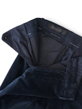 Dunkelblaue Cordhose von Michael Coal – geöffneter Bund mit One-More-Size-Stretchband und hinterer Paspeltasche