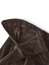 Dunkelbraune Cordhose von Michael Coal – geöffneter Bund mit One-More-Size-Stretchband und hinterer Paspeltasche