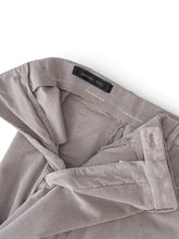 Greigefarbene Cordhose von Michael Coal – geöffneter Bund mit One-More-Size-Stretchband und hinterer Paspeltasche