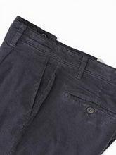 Blaugraue Feincord-Hose mit Bundfalte von Four.ten – Ansicht 2