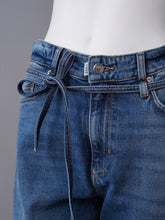 Mittelblaue Jeans „The Friend“ mit Bindegürtel von PNTS – Ansicht 2