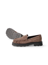 Pomme d'Or Loafer in Taupe aus Nubukleder mit Vibram-Profilsohle – Seiten- und Sohlenansicht