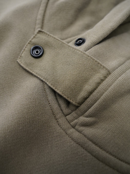 Khakifarbener Hoodie von Stone Island – Detailansicht der Kapuzenlasche mit Druckknopf