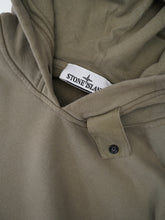 Khakifarbener Hoodie von Stone Island – Detailansicht der Kapuze mit Label