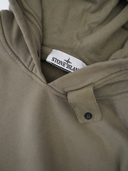 Khakifarbener Hoodie von Stone Island – Detailansicht der Kapuze mit Label