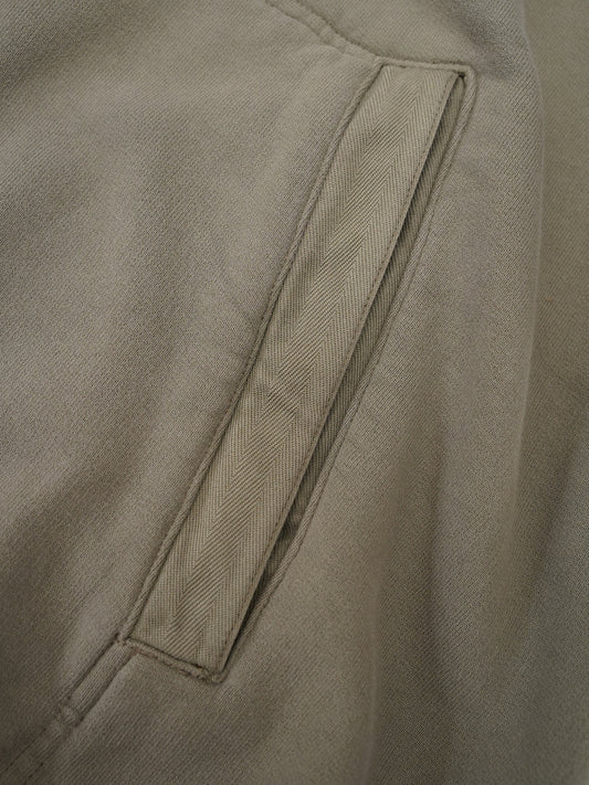 Khakifarbener Hoodie von Stone Island – Detailansicht der Seitentasche