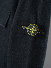 Graublaues Overshirt aus gekochter Wolle mit Used-Kanten von Stone Island – Ansicht 2