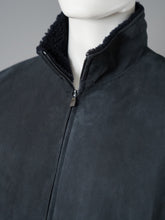 Dunkelblaue Lederjacke aus Veloursleder mit Shearling-Kragen von Corneliani – Ansicht 2