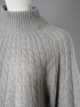 Grauer Zopfstrick-Pullover mit Stehkragen von Hemisphere – Ansicht 2
