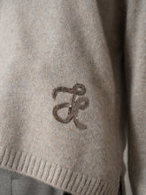 Grau-taupefarbener Rundhals-Pullover mit Logo von Hemisphere – Ansicht 2