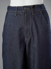 Dunkelblaue Jeans „Elien“ von Rossi – hoher Bund mit Bundfalte und Metallknopf