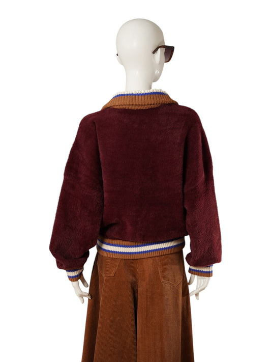 Bordeauxfarbene Fake-Fur-Jacke im College-Look von Essentiel Antwerp – Ansicht 5