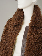 Schokoladenbrauner Fake-Fur-Blouson in Lockenfell-Optik von Hemisphere – Ansicht 2