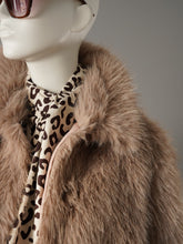 Fake-Fur-Jacke in Beige-Taupe mit Schalkragen von Alcidia da Veiga – Detailansicht des Schalkragens