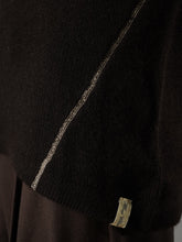 Espressobrauner Kaschmir-Pullover mit Ziernähten von Henry Christ – Detailansicht der Ziernaht am Saum mit Label