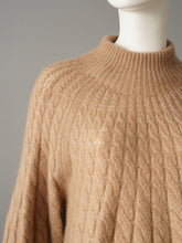 Camelfarbener Zopfstrick-Pullover mit Stehkragen von Hemisphere – Detailansicht von Stehkragen und Zopfmuster