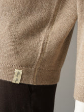 Sandbeiger Kaschmir-Pullover mit Polokragen von Henry Christ – Detailansicht des Saums mit Label