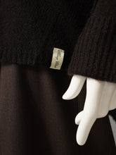 Espressobrauner Kaschmir-Pullover mit V-Ausschnitt und Lurex-Detail von Henry Christ – Detail von Saum und breitem Rippbündchen