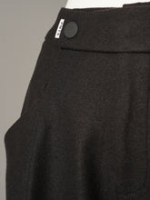 Schwarzbraune Hose „The Jino O“ mit O-Silhouette von PNTS – Detailansicht des Bundes mit Knopf