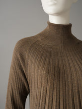 Taupefarbenes Strickkleid in Plissee-Optik von Hemisphere – Detail von Stehkragen und Rippstruktur