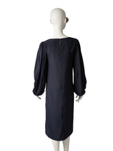 Dunkelblaues Seidenkleid mit Ballonärmeln von Alcidia da Veiga – Rückansicht