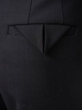 Nachtblaue, weit geschnittene Hose mit Bügelfalte von Dorothee Schumacher – Detailansicht der Gesäßtasche