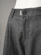 Graue Flanellhose „The Gent“ mit weitem, geradem Bein von PNTS – Ansicht 2
