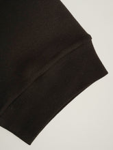 Dunkelbraunes T-Shirt aus feiner Rippe von Stefan Brandt – Detailansicht des Ärmelbündchens