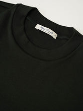 Flaschengrünes T-Shirt aus feiner Rippe von Stefan Brandt – Detailansicht des Rundhalsausschnitts mit Label