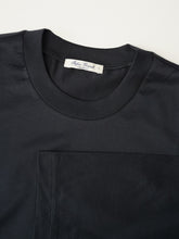 Dunkelblaues Langarmshirt aus feinem Jersey von Stefan Brandt – Detailansicht des Kragens mit Label