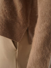Camelfarbener Flauschpullover mit Rundhals von S. Marlon – Detailansicht von Saum und Ärmel