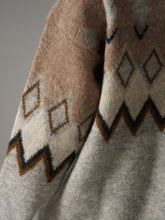 Grauer Norwegerpullover mit Stehkragen von Sosue – Detailansicht des Norwegermusters am Ärmel