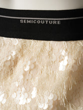 Cremefarbener Paillettenrock mit Fransengarn von Semicouture – Detailansicht des Logobunds mit Pailletten