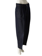 Dunkelblaue Bundfaltenjeans mit weitem Bein von Rossi – Vorderansicht schräg