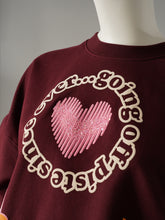 Bordeauxfarbenes Oversize-Sweatshirt mit Prints und Pailletten von Essentiel Antwerp – Detailansicht des Herzprints mit Pailletten