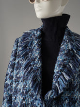 Blauer Bouclé-Mantel mit Fransenkanten von Maison Common – Detailansicht von Kragen und Fransenkante