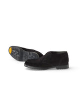 Dunkelblauer, knöchelhoher Slip-On aus Veloursleder von Doucal's – Seitenansicht mit Profilsohle