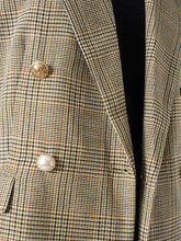 Beigefarbener Glencheck-Blazer mit Schmuckknöpfen von Essentiel Antwerp – Detailansicht der zweireihigen Knopfleiste