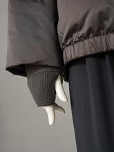 Schwarzbraune Daunenjacke mit Kapuze von Duno – Detailansicht des Ärmelabschlusses