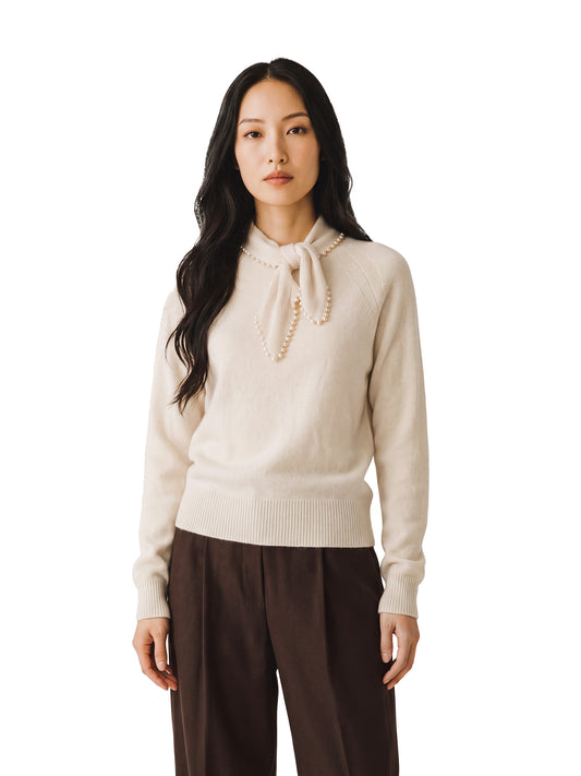 Cremefarbener Pullover mit perlenbesetztem Bindeband von Essentiel Antwerp