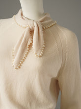 Cremefarbener Pullover mit perlenbesetztem Bindeband von Essentiel Antwerp – Ansicht 2