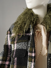 Karierte Bomberjacke mit Fake-Fur-Kragen von Essentiel Antwerp – Detailansicht von Fake-Fur-Kragen und Brusttasche