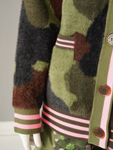Khakifarbener College-Cardigan aus Fake Fur mit Camouflage-Muster von Essentiel Antwerp – Detailansicht von Ärmel und Knopfleiste