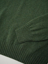 Moosgrüner Pullover mit Rundhals von Glenugie – Ansicht 2