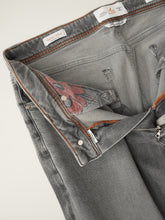 Graue Jeans mit Kaschmir-Anteil von Ace Denim – geöffneter Bund mit bedrucktem Taschenfutter