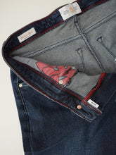 Dunkelblaue Jeans mit Kaschmir-Anteil von Ace Denim – geöffneter Bund mit bedrucktem Taschenfutter
